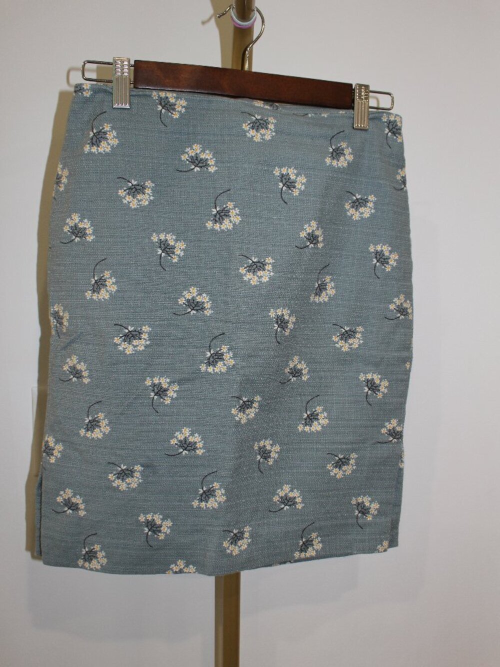 Women's LOFT Light Blue Daisy Mini Pencil Skirt, Size 4P.